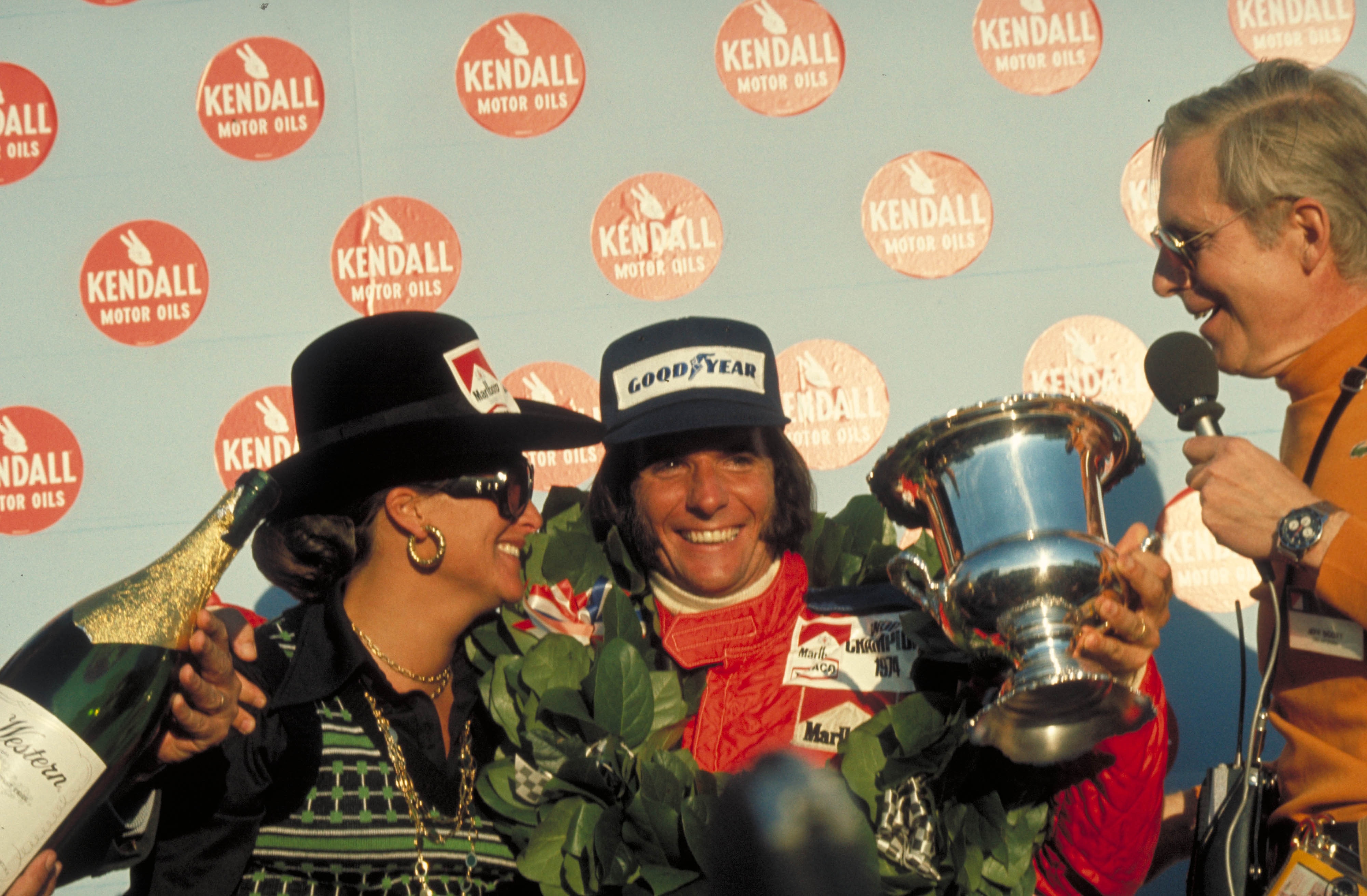 Emerson Fittipaldi no pódio após a vitória no Grande Prêmio dos Estados Unidos em Nova York, em 1974